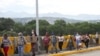 La gente cruza el Puente Internacional Simón Bolívar desde Cúcuta, Colombia, visto desde San Antonio del Táchira, Venezuela, el 4 de octubre de 2021.