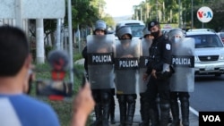 Policías impiden cobertura periodística durante el allanamiento a la casa de la opositora Cristiana Chamorro en 2021. Foto archivo, VOA