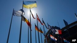ARCHIVO: La bandera ucraniana junto con otras banderas en el Parlamento Europeo en Estrasburgo, Francia el 5 de julio del 2022.