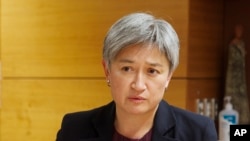 ARCHIVO - La ministra de Relaciones Exteriores de Australia, Penny Wong, habló en Wellington, Nueva Zelanda, el 16 de junio de 2022.