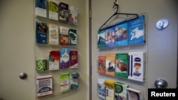 ARCHIVO - Folletos informativos están a la disposición de pacientes en una sala de procedimientos en la Clínica de Salud de la Mujer, que ofrece atención reproductiva, incluidos abortos, en Winnipeg, Manitoba, el 28 de junio de 2022.