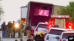 ARCHIVO - La policía y otros socorristas trabajan en la escena donde murieron decenas de personas después de que se encontró un semirremolque que contenía a presuntos migrantes, el 27 de junio de 2022, en San Antonio.