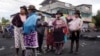 Indígenas bloquean calles mientras protestan contra las políticas económicas y ambientales del presidente Guillermo Lasso y en apoyo del líder indígena Leonidas Iza y otros manifestantes detenidos, en las afueras de Quito, Ecuador, 15 de junio de 2022. REUTERS/Johanna Alarcon