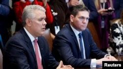 El presidente de Colombia, Iván Duque, y el embajador de Colombia en EEUU, Juan Carlos Pinzón, asisten a una reunión con el presidente de EEUU, Joe Biden, en la Sala del Gabinete de la Casa Blanca, en Washington, Estados Unidos, el 10 de marzo de 2022. REUTERS/Jonathan Ernst