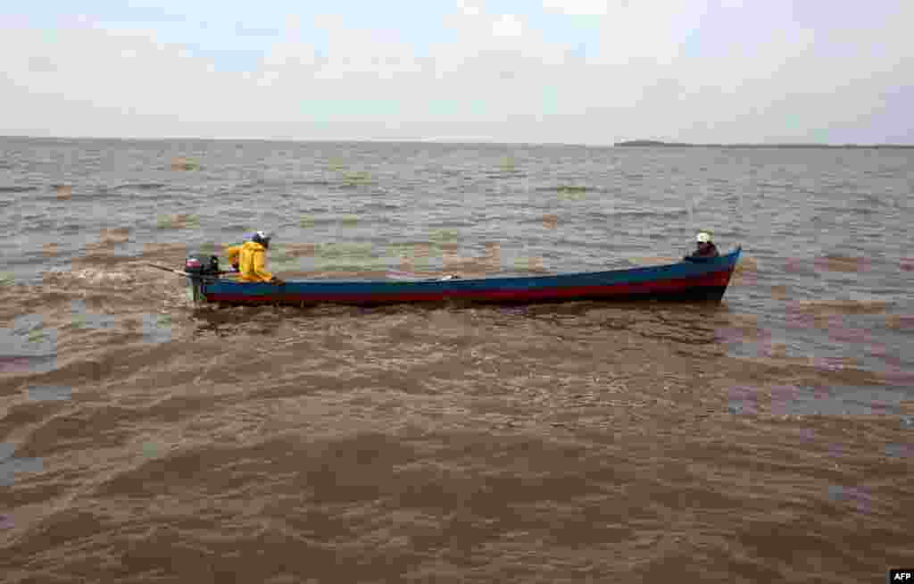 Un pescador pone a salvo su bote antes de la llegada de la tormenta.&nbsp;