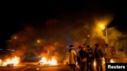 Indígenas queman llantas para bloquear calles mientras protestan contra las políticas económicas y ambientales del presidente Guillermo Lasso y en apoyo del líder indígena Leonidas Iza y otros manifestantes detenidos en las afueras de Quito, Ecuador, 15 de junio de 2022. REUTERS/Johanna Alarcon