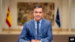 El presidente del gobierno español, Pedro Sánchez posa para un retrato tras una entrevista con The Associated Press en el Palacio de la Moncloa, en Madrid, España, el lunes 27 de junio de 2022. Foto AP.