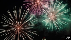Los fuegos artificiales de una celebración del 4 de julio llenan el cielo sobre la torre Liberty Memorial en el museo y monumento nacional de la Primera Guerra Mundial el sábado 2 de julio de 2022 en Kansas City, Missouri, EEUU.