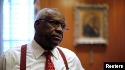 El juez de la Corte Suprema de Estados Unidos, Clarence Thomas, en su despacho en el edificio de la Corte Suprema de Estados Unidos en Washington, Estados Unidos, el 6 de junio de 2016.