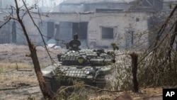 ARCHIVO - Un tanque ucraniano está en posición durante intensos combates en el frente en Severodonetsk, región de Lugansk, Ucrania, el 8 de junio de 2022.