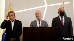 Dag Nylander (centro) junto a Jorge Rodríguez (der.), presidente del Congreso de Venezuela y jefe del equipo negociador de Maduro y Gerardo Blyde Pérez de la Plataforma Unitaria de Venezuela en conferencia de prensa en la Ciudad de México, México, el 27 de septiembre de 2021.