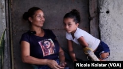 Alida Arteaga con Valentina, su hija de 10 años, que nació sin piernas y una mano.