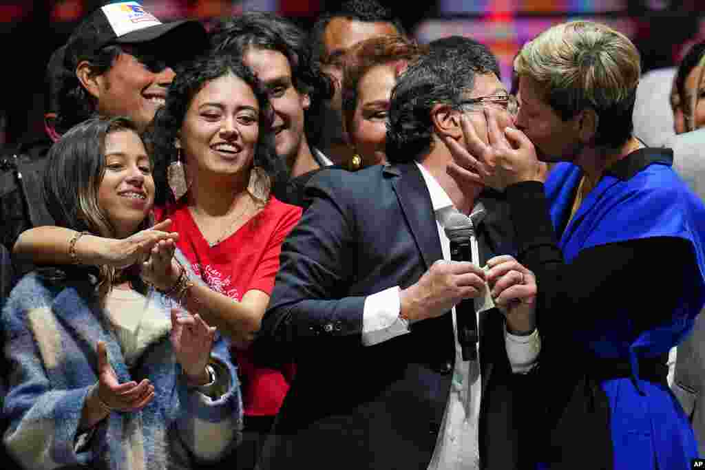 Verónica Alcocer besa a su esposo, el presidente electo colombiano Gustavo Petro, durante la celebración por su triunfo en la segunda vuelta electoral.