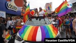 Miles de personas de la comunidad LGBTIQ acudieron a una manifestación en Costa Rica es domingo. Foto Houston Castillo, VOA