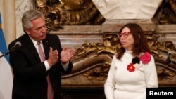 El presidente de Argentina, Alberto Fernández, aplaude a la nueva ministra de Economía de Argentina, Silvina Batakis, durante su ceremonia de juramento en el Palacio Presidencial Casa Rosada, en Buenos Aires, Argentina, el 4 de julio de 2022. REUTERS/Agustin Marcarian