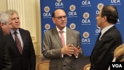 Canciller del Perú, César Landa, en el centro, asistió a la sesión especial del Consejo Permanente de la OEA, el 30 de junio de 2022, en la sede del organismo en Washington DC. [Foto: VOA / Tomás Guevara]