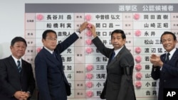 Fumio Kishida, primer ministro de Japón y presidente del Partido Liberal Democrático, coloca una rosa de papel para indicar una victoria en las elecciones a la cámara alta, en la sede del partido en Tokio. Japón, el domingo 10 de julio de 2022.