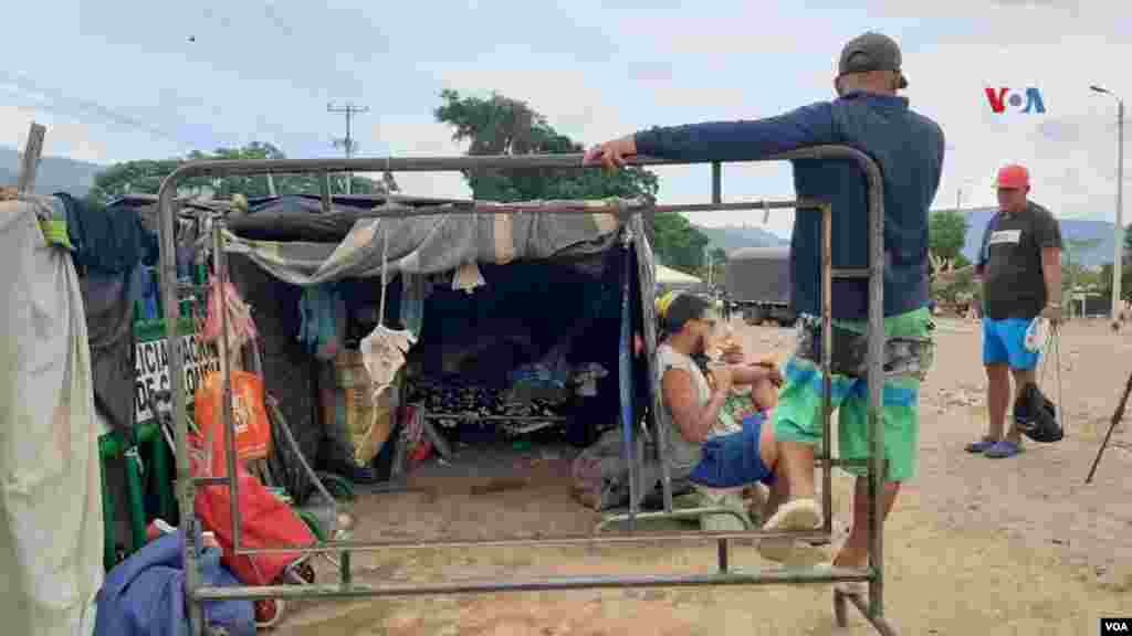 Los venezolanos, entre hombres, mujeres, adultos mayores y ni&#241;os llevan casi un mes esperando poder pasar a su pa&#237;s.