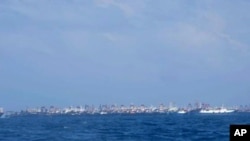 En esta foto proporcionada el domingo 21 de marzo de 2021 por la Guardia Costera de Filipinas, se ven algunos de los 220 barcos chinos amarrados en el arrecife de Pentecostés, Mar de China Meridional, el 7 de marzo de 2021.