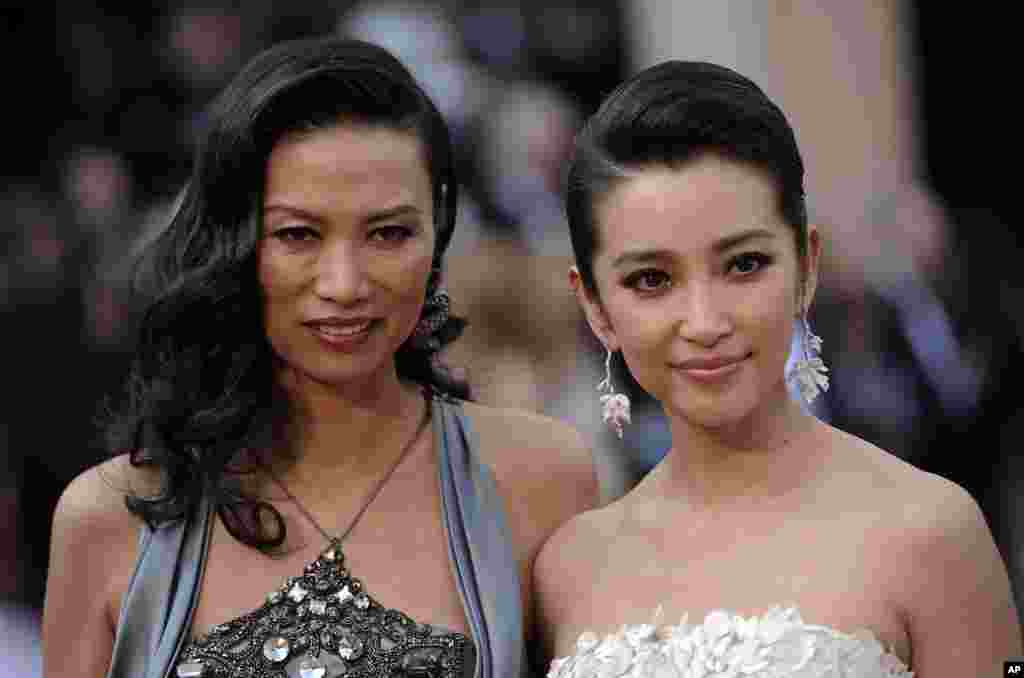 电影《雪花秘扇》的制片人邓文迪和主演李冰冰抵达洛杉矶好莱坞,准备参加第84届奥斯卡颁奖典礼(2012年2月26日)。