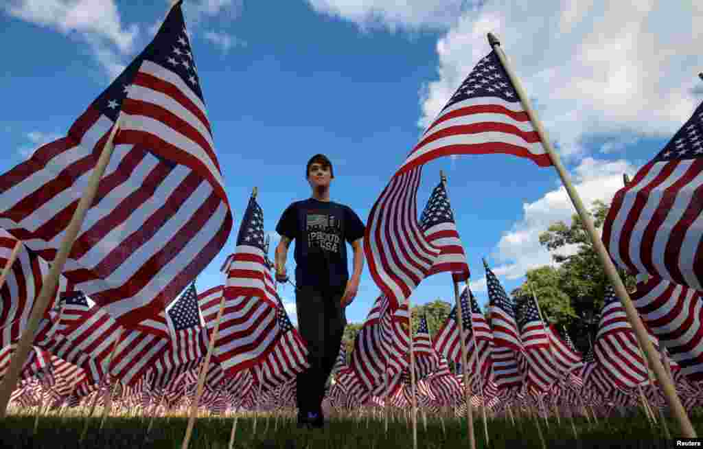 Sekitar 3.000 bendera AS dipasang di sebuah taman di Winnetka, Illinois untuk mengenang korban serangan 11 September 2001.