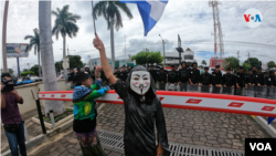 Un manifestante protesta en una calle central de Managua. [Foto: Archivo VOA]