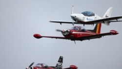 La piloto belga-británica Zara Rutherford, de 19 años, llega al aeropuerto de Kortrijk-Wevelgem después de un viaje alrededor del mundo en un avión ligero, convirtiéndose en la piloto más joven en dar la vuelta al planeta sola, en Wevelgem, Bélgica, el 20 de enero de 2022. REUTERS /Pascal Rossignol