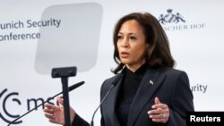 La vicepresidenta de Estados Unidos, Kamala Harris, durante discurso en Munich, Alemania, durante Conferencia de Seguridad este sábado.