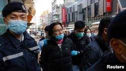 El abogado de derechos humanos Daniel Wong cuando era arrestado por la policía en Hong Kong el 14 de enero de 2021.