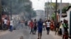 Des habitants entonnent des chants alors qu'ils mettent le feu aux barricades dans un quartier de Kinshasa, en RDC, le 20 décembre 2016.