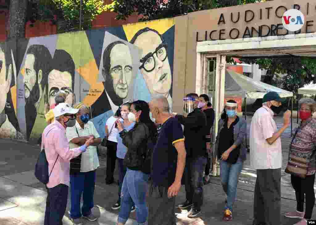 En medio de cuestionamientos internacionales y sin la participaci&#243;n de las principales fuerzas opositoras los venezolanos votan en Caracas para elegir diputados a la Asamblea Nacional. Diciembre 6 de 2020. Foto: &#193;lvaro Algarra - VOA.