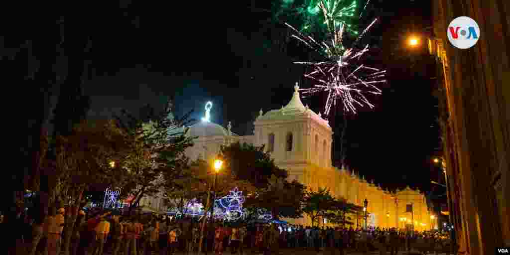 La fiesta se lleva a cabo todos los 7 de diciembre y miles de nicaragüenses salen a las calles, una actividad religiosa que nació en 1857. [Foto Houston Castillo, VOA ].