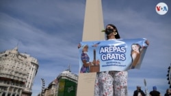 Con el Obelisco de paisaje y carteles, la ciudad de Buenos Aires se unió a la celebración por el Día Mundial de la Arepa. Septiembre 11, 2021. Foto: Nicolás González - VOA.
