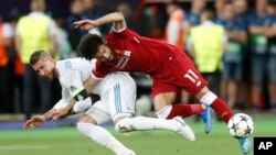 Sergio Ramos da Mohamed Salah. (APTOPIX)