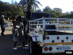 Omalayitsha badlula nsukuzonke emngceleni welizwe leZimbabwe lele Botswana.
