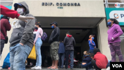 Algunas personas se han acercado a entregarles comida y otros insumos básico mientras esperan.
