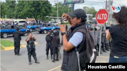  Un periodista de un medio digital dando cobertura a una protesta en Managua. [Foto: Houston Castillo / VOA]