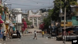 Transeúntes camina por una calle vacía cerca de la Catedral de Puerto Príncipe destruida por el terremoto de 2010, el 25 de marzo de 2024.
