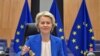 La presidenta de la Comisión Europea, Ursula von der Leyen, hace sonar una campana para dar inicio a la primera reunión del nuevo Colegio de Comisarios de la Unión Europea en Bruselas el 4 de diciembre de 2024. (Foto Nicolas TUCAT / AFP)