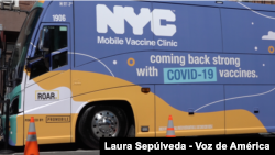 En Nueva York se han organizados autobuses que aplican vacunas en concurridos centros de la ciudad.