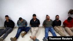 Los sospechosos del asesinato del presidente Jovenel Moise, quien fue ejecutado a tiros la madrugada del miércoles en su casa, son presentados a los medios de comunicación en Puerto Príncipe, Haití, el 8 de julio de 2021.
