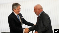 El presidente de Brasil, Luiz Inácio Lula da Silva, estrecha la mano del presidente de Ecuador, Guillermo Lasso, durante una reunión bilateral en el palacio Itamaraty, el día después de la investidura de Lula en Brasilia, Brasil, el 2 de enero de 2023.