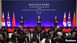 Južnokorejski predsjednik Yoon Suk Yeol govori dok japanski premijer Fumio Kishida i kineski premijer Li Qiang slušaju tokom zajedničke konferencije za novinare u Seulu, Južna Koreja, 27. maja 2024.