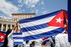 La comunidad cubana sostiene banderas de Cuba durante la oración del Ángelus dirigida por el Papa Francisco, en la Plaza de San Pedro en el Vaticano, el 18 de julio de 2021.