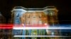 ARCHIVO - Rayas de tráfico se reflejan frente a la embajada de Cuba en Washington la madrugada del sábado 26 de noviembre de 2016.