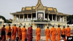 រដ្ឋធម្មនុញ្ញ​ព្រះរាជាណាចក្រ​កម្ពុជា​នៅ​ត្រង់​មាត្រា​ទី​៧ ​ដែល​ចែង​ថា​ព្រះមហា​ក្សត្រ​មិន​អាច​ប៉ះពាល់​បាន។
