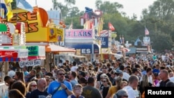 El público llena las calles de Des Moines, Iowa, en la Feria Estatal de Iowa el 10 de agosto de 2023.