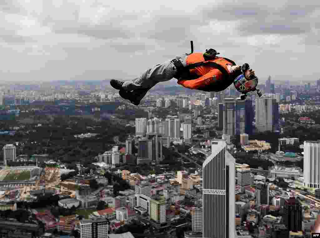 Seorang penerjun payung melompat dari Menara Kuala Lumpur pada lomba terjun payung internasional di Kuala Lumpur, Malaysia.