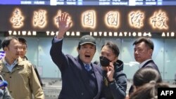 台湾前总统马英九三度率领学生代表团启程前往中国访问，他表示此行旨在搭建两岸“和平桥梁”。(法新社：2024年12月18日)