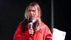 La activista climática Greta Thunberg habla en el escenario después de una protesta durante la cumbre de la Cop26 en Glasgow, Escocia, el 5 de noviembre de 2021
